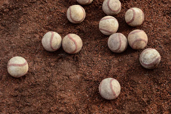 Decenas de pelotas de béisbol en el campo —  Fotos de Stock