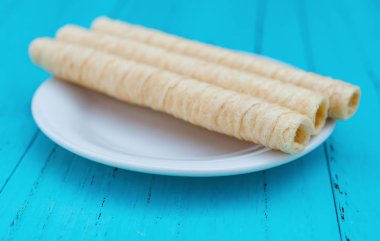 yan görünümü tatlı Çin böreği yemek mavi üzerinde