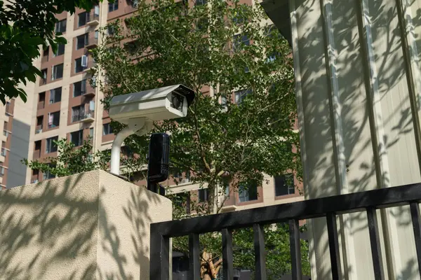 Камера видеонаблюдения перед жилым зданием — стоковое фото