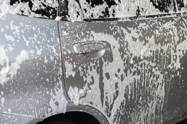 Lavar un coche con agua jabonosa — Foto de Stock