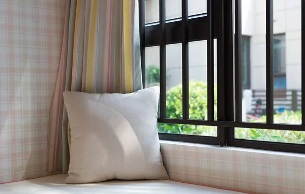 Area di riposo di un accogliente sedile finestra con cuscino al mattino composizione orizzontale — Foto Stock
