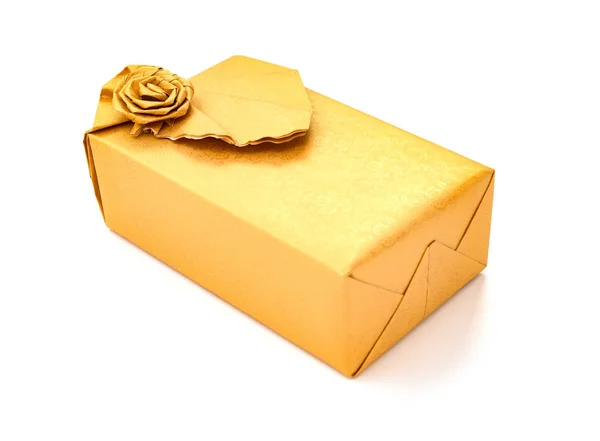 Ambalate cutie de aur prezent pe fundal alb — Fotografie, imagine de stoc