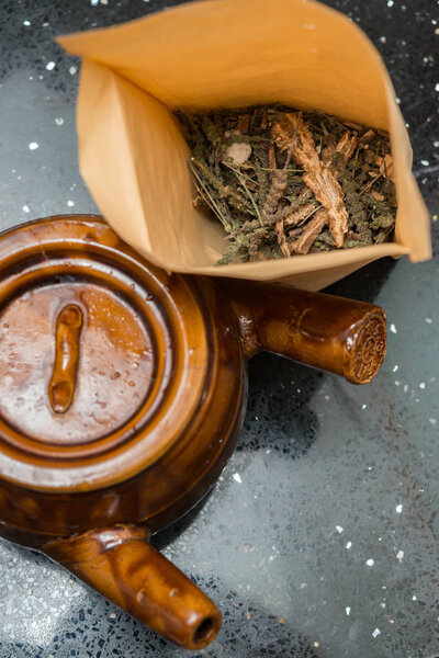 вид сверху травяной рядом с горшком эмали
