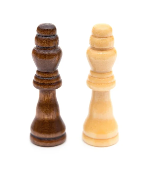 Schachkönige stehen auf weißem Hintergrund — Stockfoto