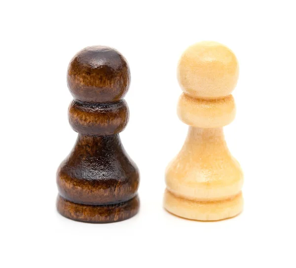 国际象棋棋子站在白色背景上 — 图库照片