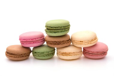 Beyaz arka plan üzerinde renkli macaroons sıraya girin