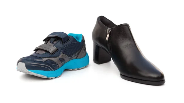 Schwarze Schuhe für Sohn und Mutter auf Weiß als Filiationskonzept — Stockfoto