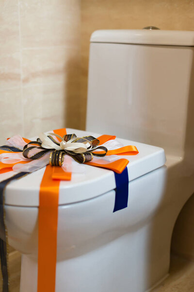 завернутый стул в подарок
