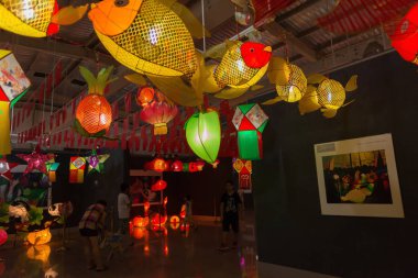 bir sergi Çin Mid Sonbahar Festivali için asılı farklı fenerler