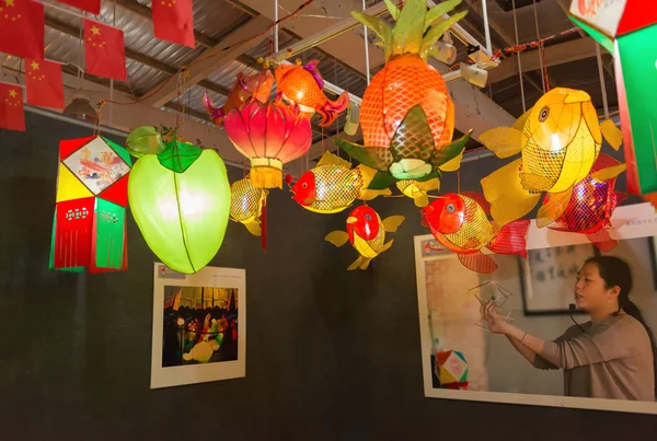 Différentes lanternes suspendues dans une exposition pour la fête de la mi-automne chinoise — Photo