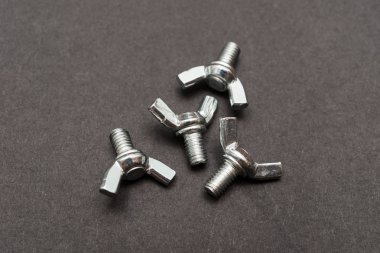 Kelebek somun siyah bir zemin üzerine