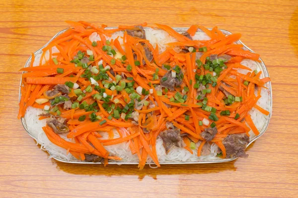 Melihat rumah makan mie nasi dengan irisan wortel dan daging sapi — Stok Foto
