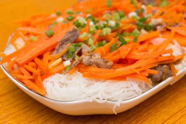 Mie nasi buatan rumah dengan irisan wortel dan daging sapi — Stok Foto