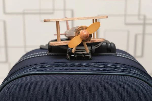 在行李上飞机模型 — 图库照片
