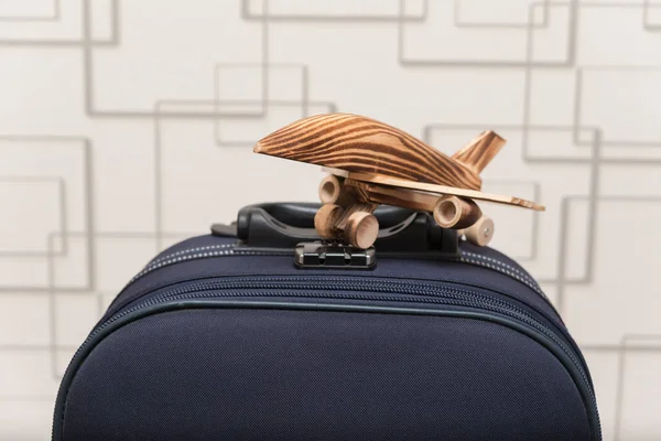 Flugzeugmodell auf einem Gepäckstück — Stockfoto