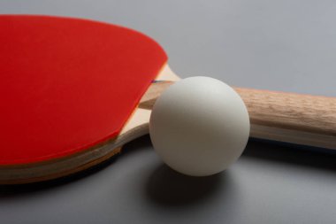 pingpong raketleri ve gri bir arka plan üzerinde topu