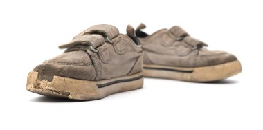 Çift eski ayakkabı beyaz bir arka planda gri