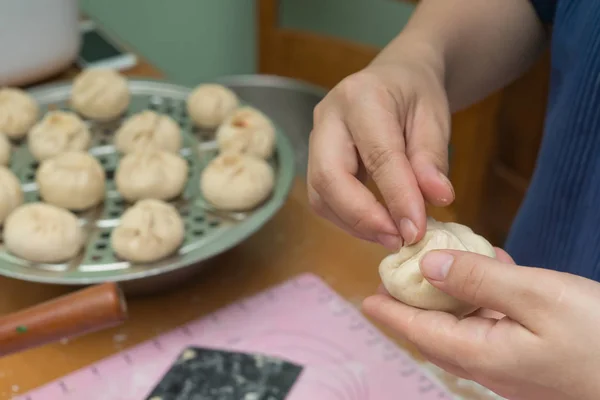 Lady maken van traditionele chinese broodje thuis — Stockfoto