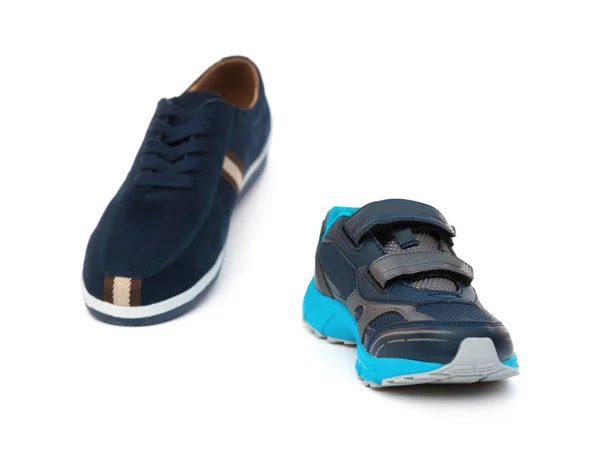 Schuhe für Männer und Kinder auf weißem Hintergrund Familienkonzept — Stockfoto