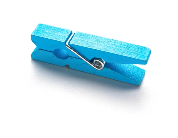 Światło niebieskie clothespin drewniane na białym tle — Zdjęcie stockowe