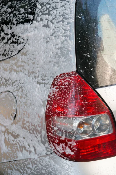 Tvätta en bil med såpvatten — Stockfoto