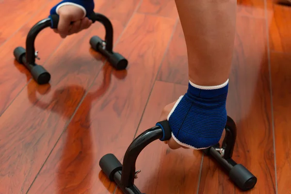 Hombre haciendo flexiones dentro —  Fotos de Stock