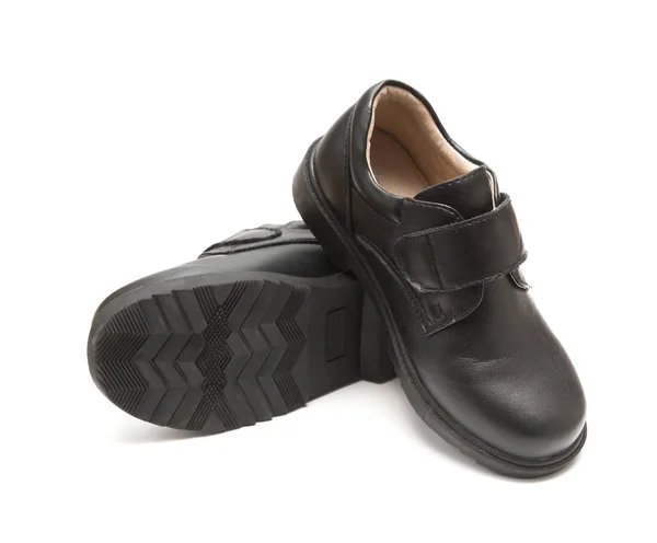Paire de chaussures en cuir noir pour enfants sur fond blanc — Photo