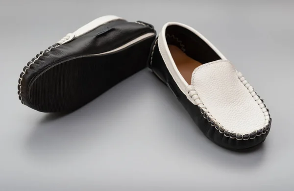 Par de sapatos da moda para crianças em cinza — Fotografia de Stock