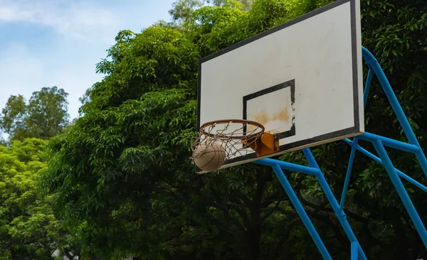 Basketball geht in den Korb — Stockfoto