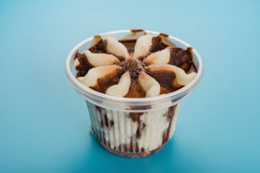 Mavi cloes kadar çikolata tadında dondurma fincan