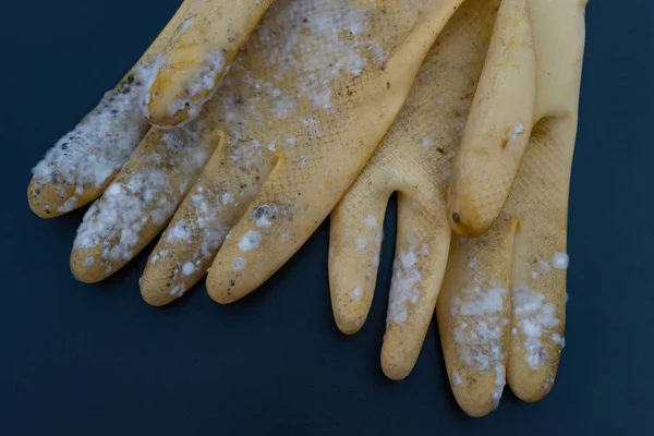 Guanto giallo ammuffito su sfondo nero — Foto Stock