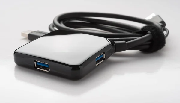 Zwarte USB-hub op een witte achtergrond — Stockfoto