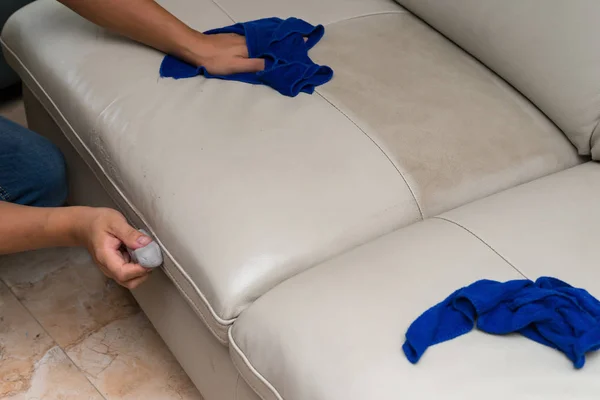 Pulizia divano in pelle con spugna e asciugamano a casa — Foto Stock