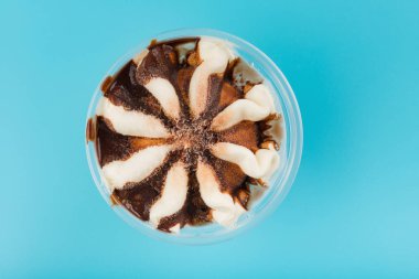 mavi cloes kadar çikolata tadında dondurma fincan üstten görünüm