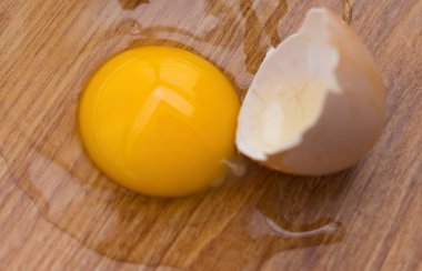 Kattaki kırık yumurta