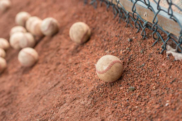 Dusinvis av baseballer på banen – stockfoto