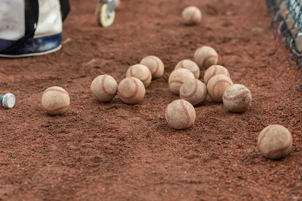 Zeci de mingi de baseball pe teren — Fotografie, imagine de stoc