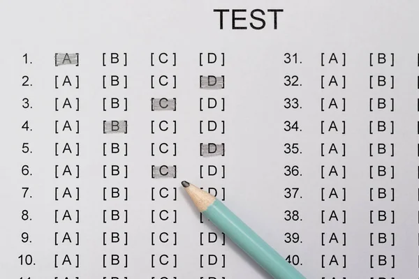 Φύλλο βαθμολογίας τεστ με απαντήσεις και μολύβι, κοντινό πλάνο — Φωτογραφία Αρχείου
