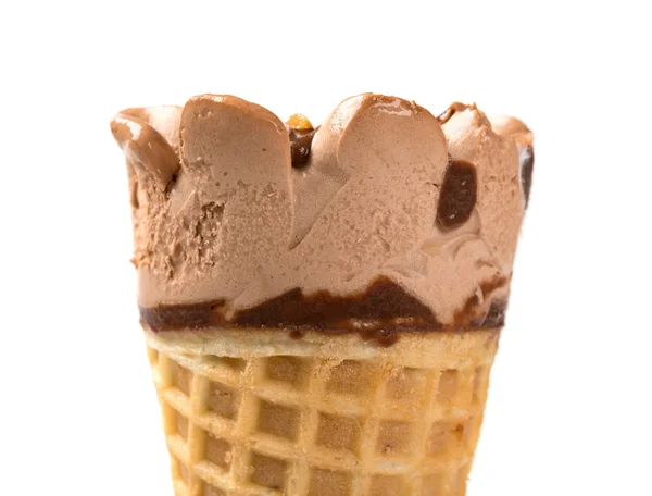 Cono de helado sabor chocolate de cerca sobre un fondo blanco — Foto de Stock