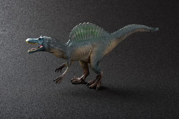 Spinosaurus speelgoed op een donkere achtergrond — Stockfoto