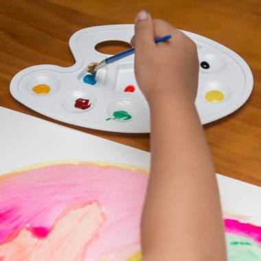 renkli resim yapıyor çocuk