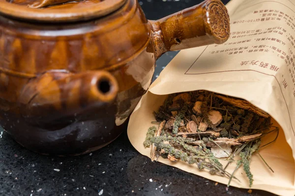 Herbal near to an enamel pot the chinese words explains the way to decoct the herbal medicine in detail — Stock Photo, Image