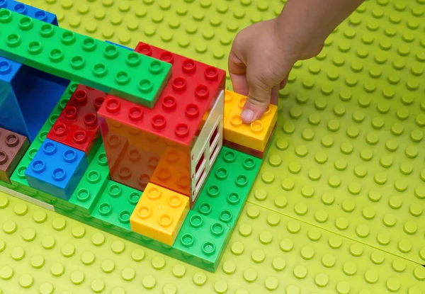 Kid spelar färgglad leksak block — Stockfoto
