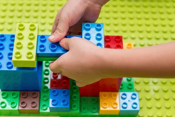 Дитина грає барвисті іграшкові блоки — стокове фото