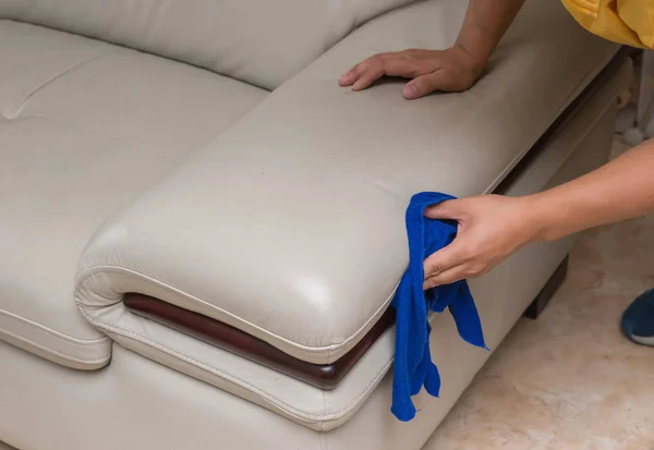 Прибирання шкіряного дивана з рушником вдома — стокове фото