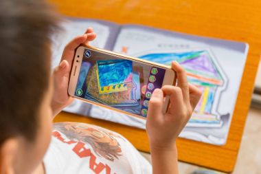Augmented Reality popup resim yolu ile hareket eden dolu bir tapınağın oynayan çocuk