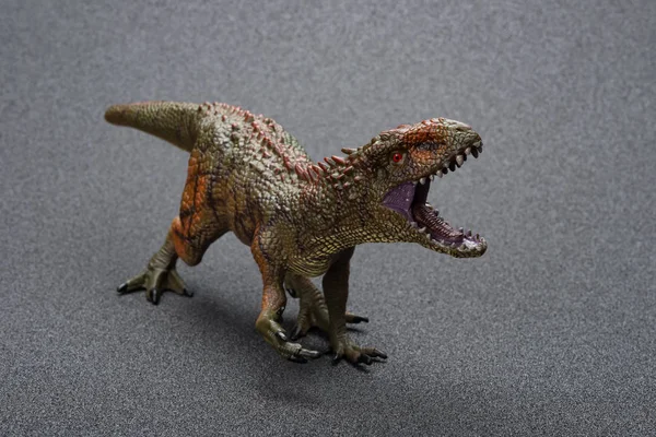 Carcharodontosaurus speelgoed op een donkere achtergrond — Stockfoto