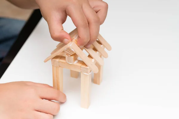 Enfant faisant un modèle de maison à la maison — Photo