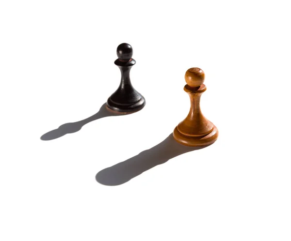 Zwei Schachfiguren, von denen einer ein Türmchen wirft, werfen Schatten auf das Konzept der Stärke und des Strebens — Stockfoto