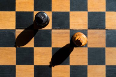 Üstten Görünüm satranç kralların gölgeler ile satranç tahtası üzerinde durmak